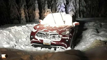 Mobil SUV terjebak di hutan bersalju selama 2 hari
