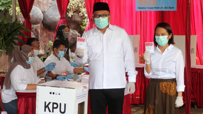 Calon wali kota Depok Pradi Supriatna Mencoblos di TPS 15 Depok