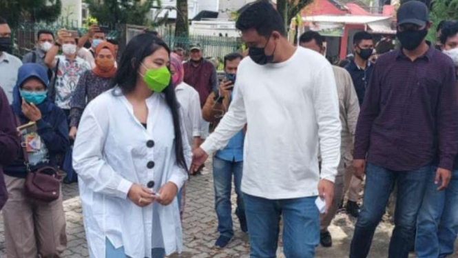 Bobby Nasution menyalurkan hak suara ditemani istrinya, Kahiyang Ayu.