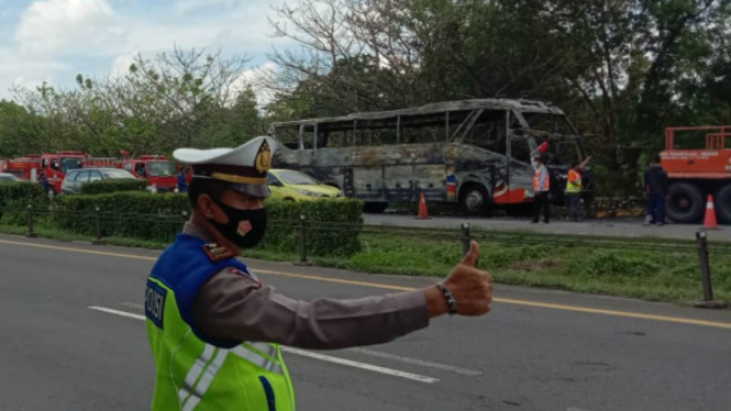 Bus terbakar di tol Merak