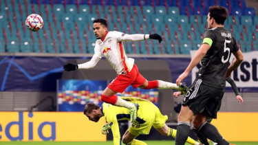 Harry Maguire dan David De Gea saat Manchester United dibobol Justin Kluivert