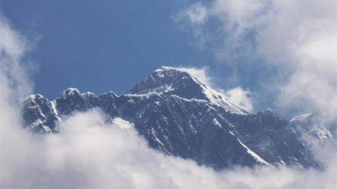 Beberapa ahli geologi meyakini gempa bumi pada 2015 mungkin telah mengubah ketinggian Everest.-EPA