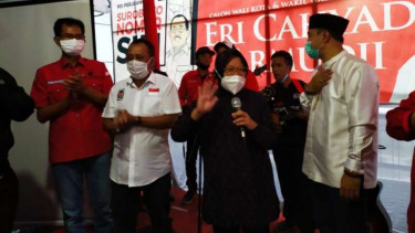 Tri Rismaharini bersama Eri Cahyadi-Armuji.