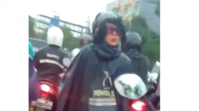 Helm ini bikin Netizen bingung