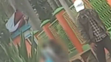 Sepasang kekasih berbuat mesum di tempat keramaian di Garut, Jabar.