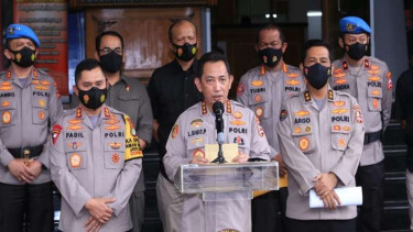 Komjen Listyo Sigit (tengah)