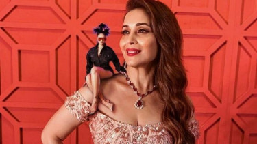Madhuri Dixit Mencoba Tantangan Meme 