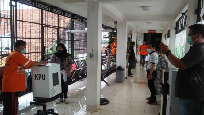 Sejumlah tahanan di Rumah Tahanan Kelas I Surabaya cabang Kejaksaan Tinggi Jawa Timur saat mencoblos dalam pilkada serentak pada Rabu, 9 Desember 2020.