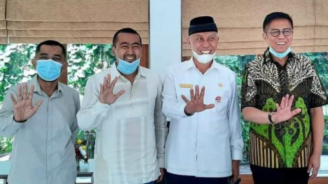 Cagub Sumbar Mulyadi (kanan) temui Cagub Sumbar Mahyeldi (dua dari kanan).