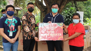 Kado natal dan masker dari customer Living World Alam Sutera pada panti asuhan