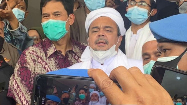Habib Rizieq Shihab (tengah) dan Munarman