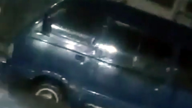 Mobil Suzuki Carry hanyut terbawa banjir