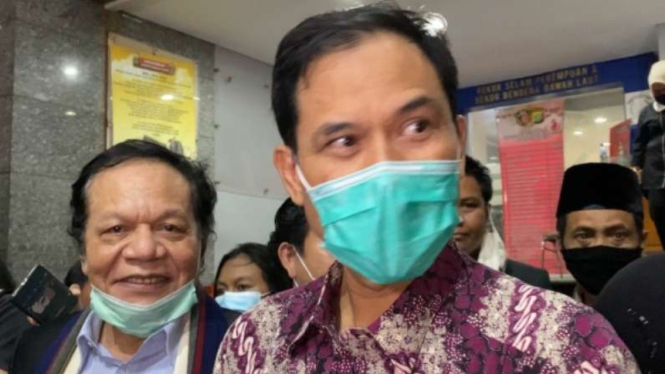 Eks Sekretaris Umum FPI, Munarman, bersama tim kuasa hukum Habib Rizieq.