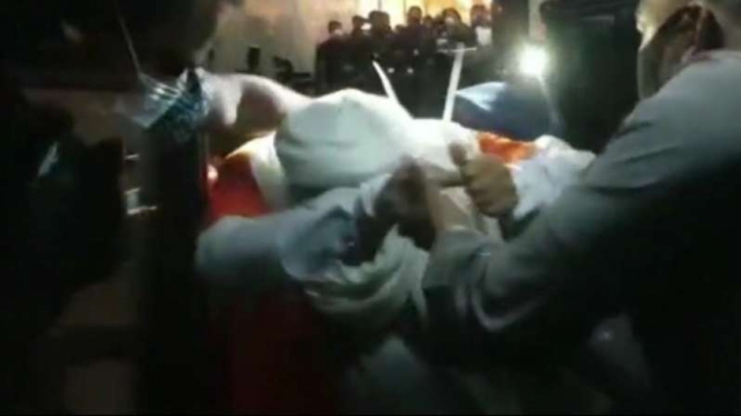 Habib Rizieq Shihab saat dibawa masuk ke mobil tahanan.