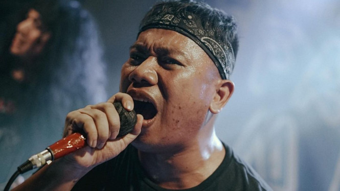 Aksi panggung Vicky Prasetyo jadi vokalis band metal Kudeta