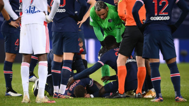 Bintang Paris Saint-Germain, Neymar, dikelilingi pemain lain usai kena tekel