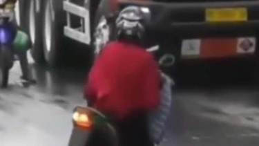 Emak-emak Ngedrift Pakai Skuter Matik di jalanan licin.