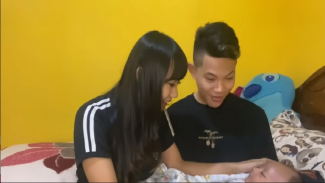 Tegar bersama istri dan buah hatinya.