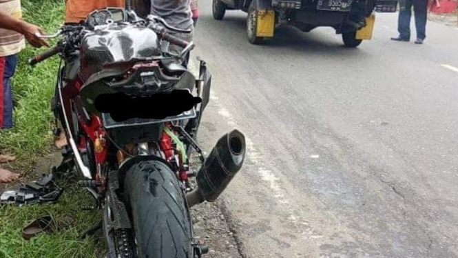 Kawasaki Ninja ZX-25R tabrak Yamaha Mio di Banyumas, Jawa Tengah