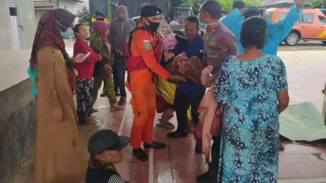 Petugas mengevakuasi korban terseret arus sungai.
