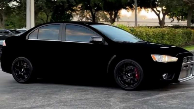 Mitsubishi Lancer dengan bodi paling gelap di dunia.