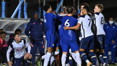 Keributan saat gelandang Chelsea, Danny Drinkwater, tekel pemain Spurs U-23
