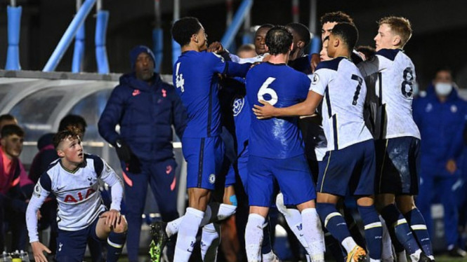 Keributan saat gelandang Chelsea, Danny Drinkwater, tekel pemain Spurs U-23