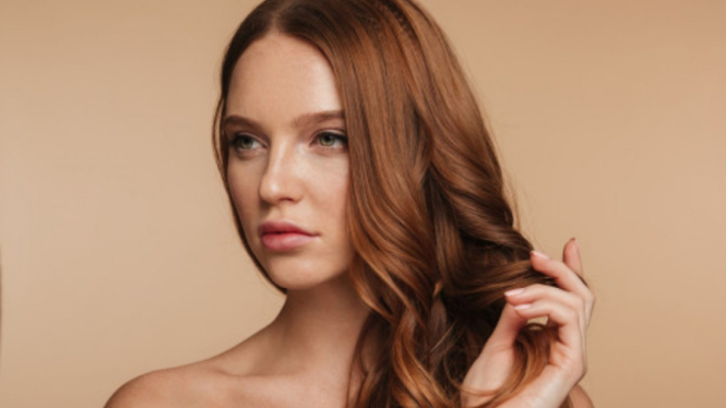 Ilustrasi wanita/rambut berwarna/cat rambut.