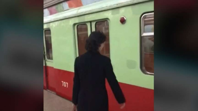 Seorang wanita saat sedang menaiki MRT di Ibu Kota Pyongyang, Korea Utara.