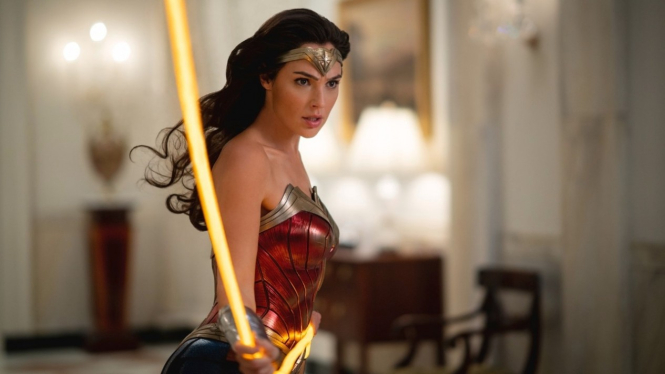 Aksi Gal Gadot dalam film Wonder Woman 1984