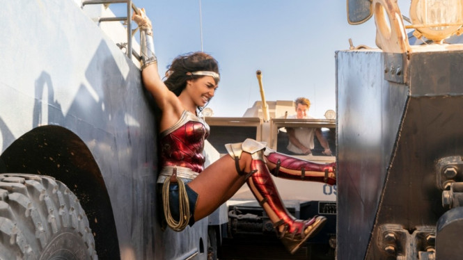 Aksi Gal Gadot dalam film Wonder Woman 1984