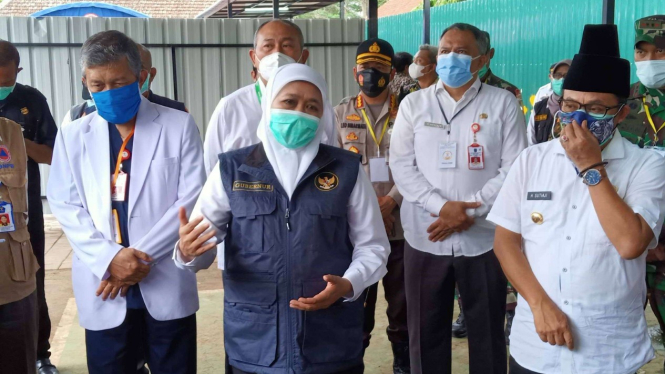 Gubernur Jawa Timur Khofifah Indar Parawansa bersama para kepala daerah di Malang Raya usai meresmikan Rumah Sakit Lapangan Ijen Boulevard di Kota Malang, Rabu, 16 Desember 2020.