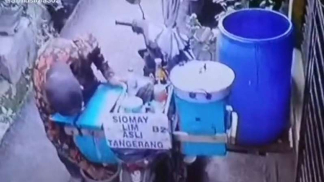 Aksi menjijikkan dilakukan oleh seorang penjual siomay.