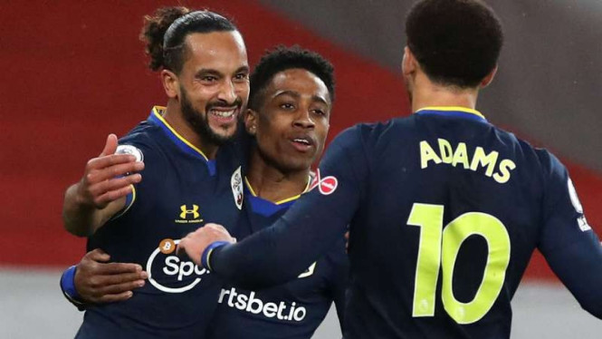 Pemain Southampton rayakan gol Theo Walcott ke gawang Arsenal