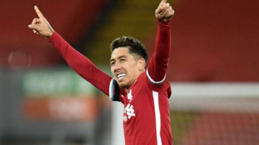 Bomber Liverpool, Roberto Firmino rayakan gol.