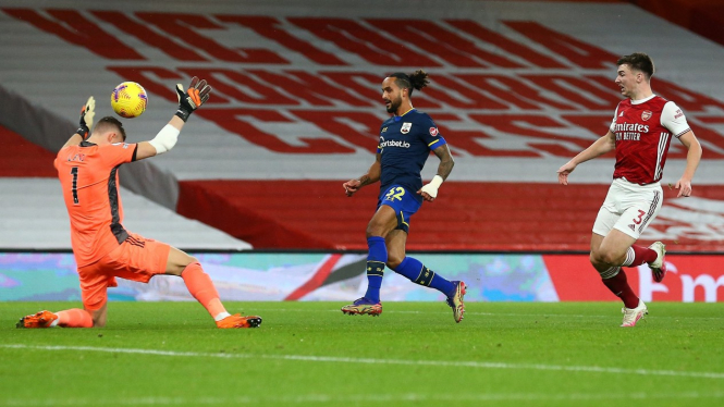 Theo Walcott saat membobol gawang Arsenal