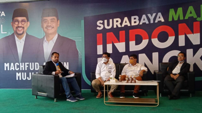 Machfud Arifin dan Mujiaman mengumumkan rencana mereka mengajukan gugatan ke Mahkamah Konstitusi atas hasil pilkada Surabaya dalam konferensi pers di Surabaya, Kamis, 17 Desember 2020.