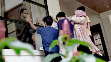 Gubernur DKI Anies Baswedan yang Isolasi Mandiri Dijenguk Istri dan Anak-anaknya
