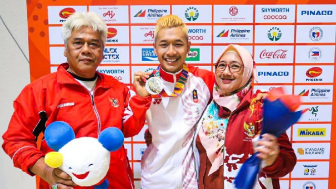 Pesilat Indonesia, Hanifan Yudani Kusumah, dan sang ayah, Dani Wisnu (kiri)