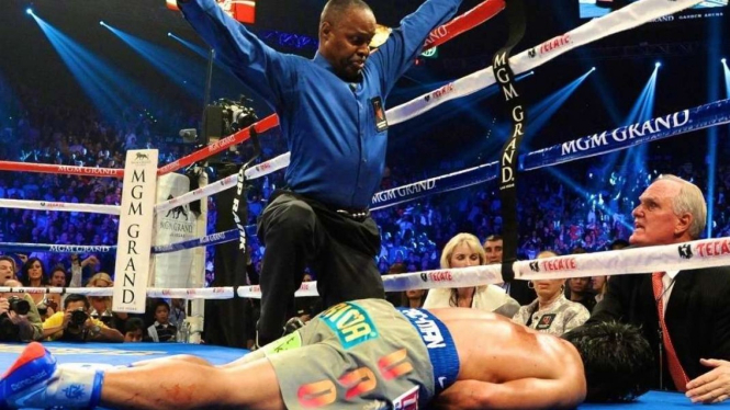 Manny Pacquiao tergeletak usai dihantam Juan Manuel Marquez