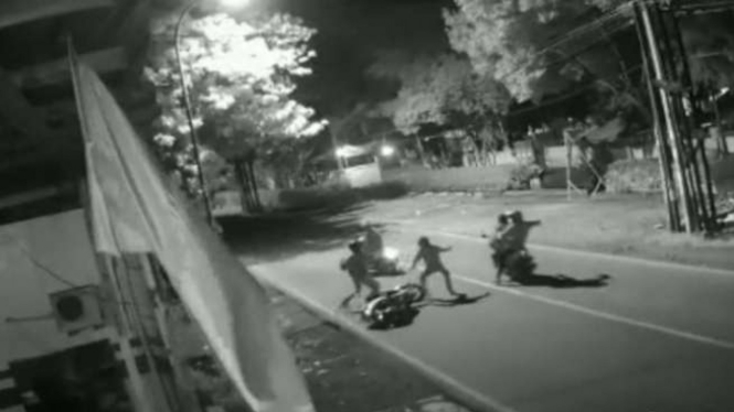 Kamera CCTV rekam aksi begal yang tewaskan seorang pemuda di Bekasi.