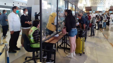 Pemeriksaan rapid test antigen di Bandara Soetta