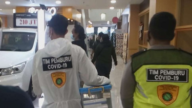 Tim Pemburu COVID-19 menjaring sejumlah pelanggar protokol kesehatan saat menggelar patroli di mal di Kota Depok, Jawa Barat, Rabu, 23 Desember 2020.