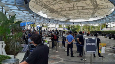 Kondisi antrean tes rapid antigen di Bandara Soekarno-Hatta (Soetta) Tangerang.