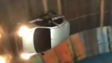 Aksi tong setan pakai mobil
