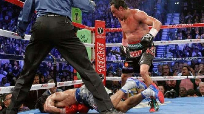 Manny Pacquiao tergeletak usai dihantam Juan Manuel Marquez