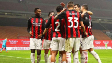 Pemain AC Milan rayakan gol.