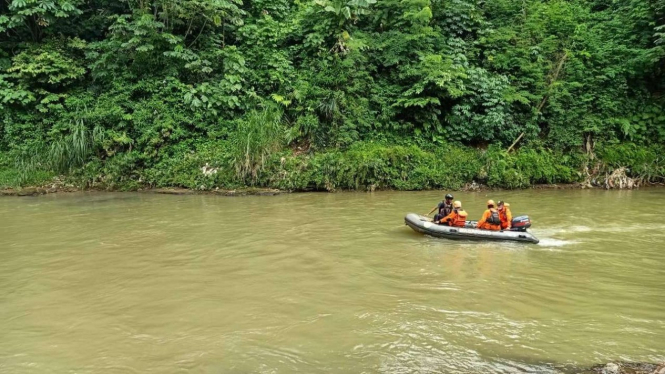 Tim SAR mencari seorang kakek yang dilaporkan hilang di Kali Ciliwung, Depok, Jawa Barat.