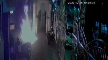 Pelemparan Bom Molotov di Halaman Masjid di Kawasan Cengkareng, Jakarta Barat.