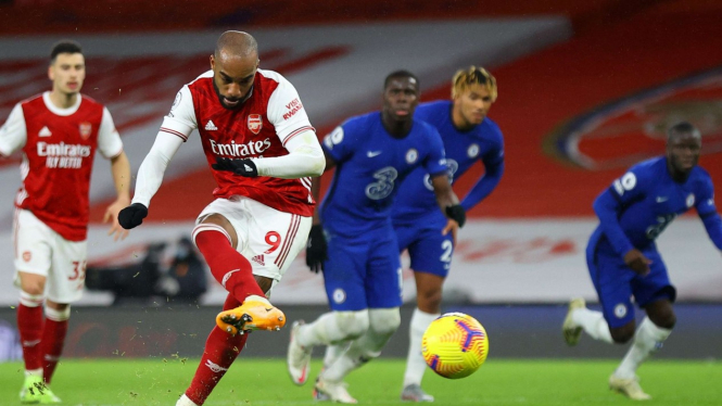 Alexandre Lacazette cetak gol penalti ke gawang Chelsea